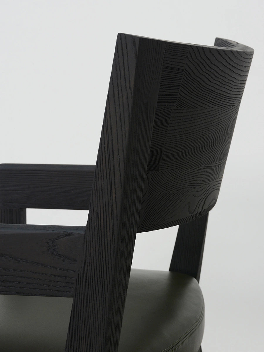 One silhouette. Your dimensions, comfort and finish.