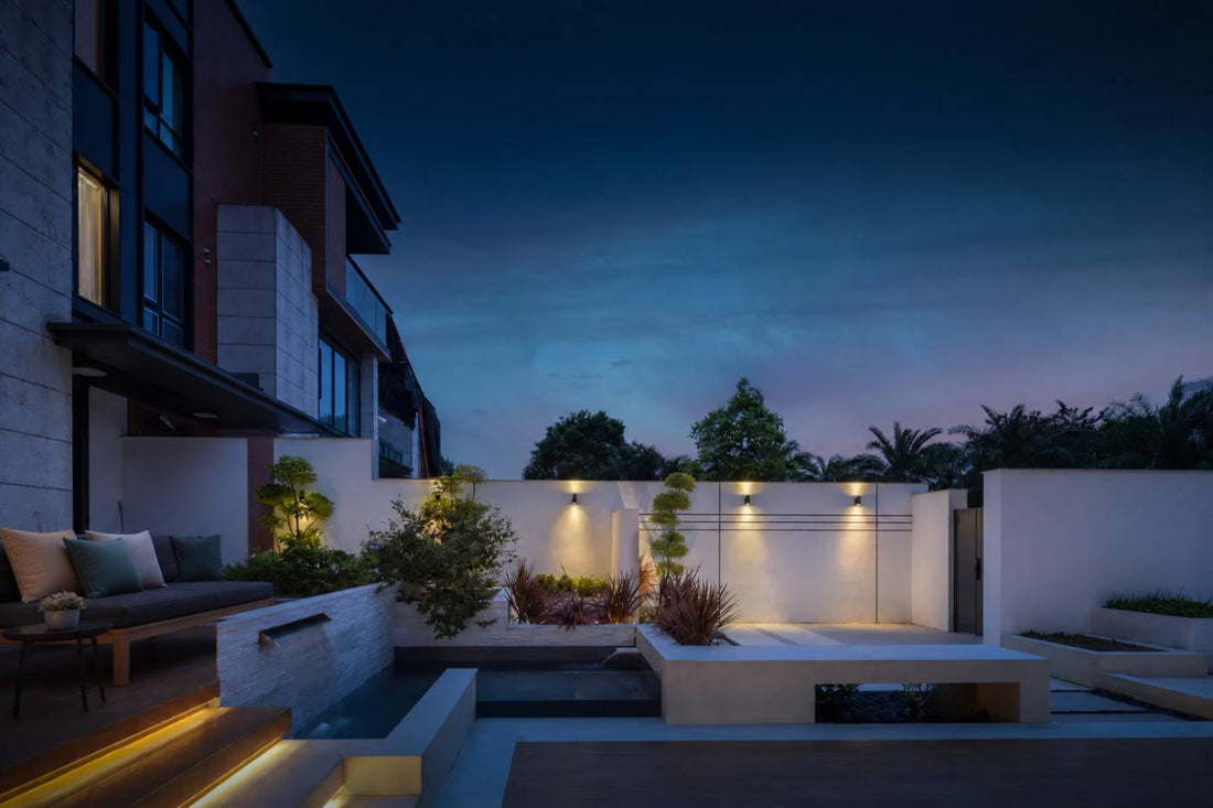 A 700m² colorful residence connected with the courtyard