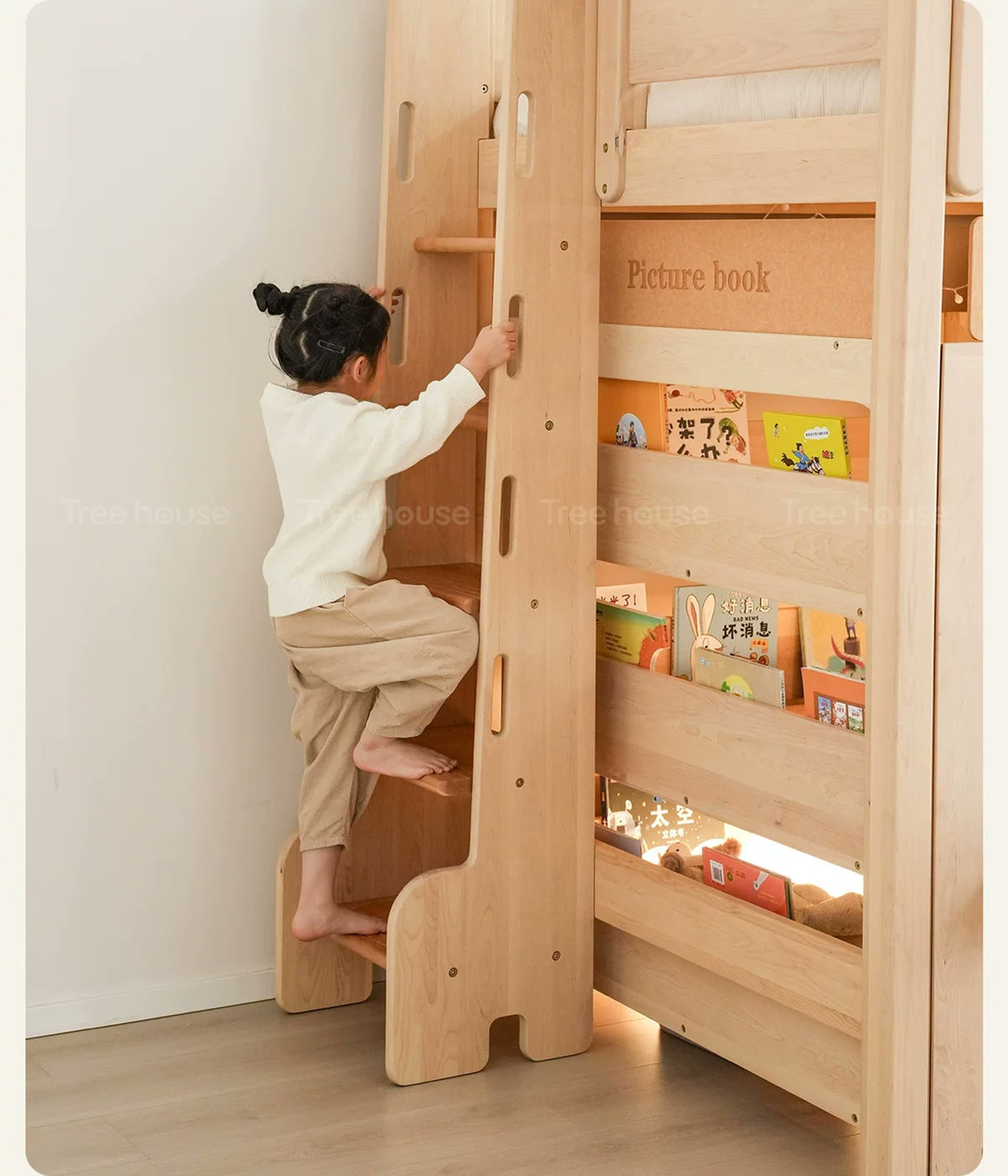  Giraffe-shaped ladder beside the upper bed
