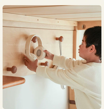  Wood pegs on the optional hanging panel.