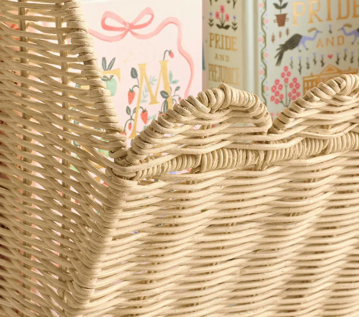 Close view of the scalloped woven front edge.