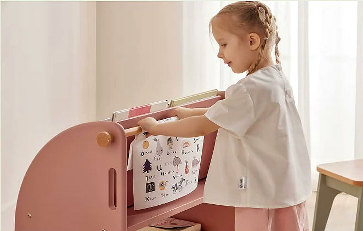  Child using the rear hanging rail for illustrated reading sheets