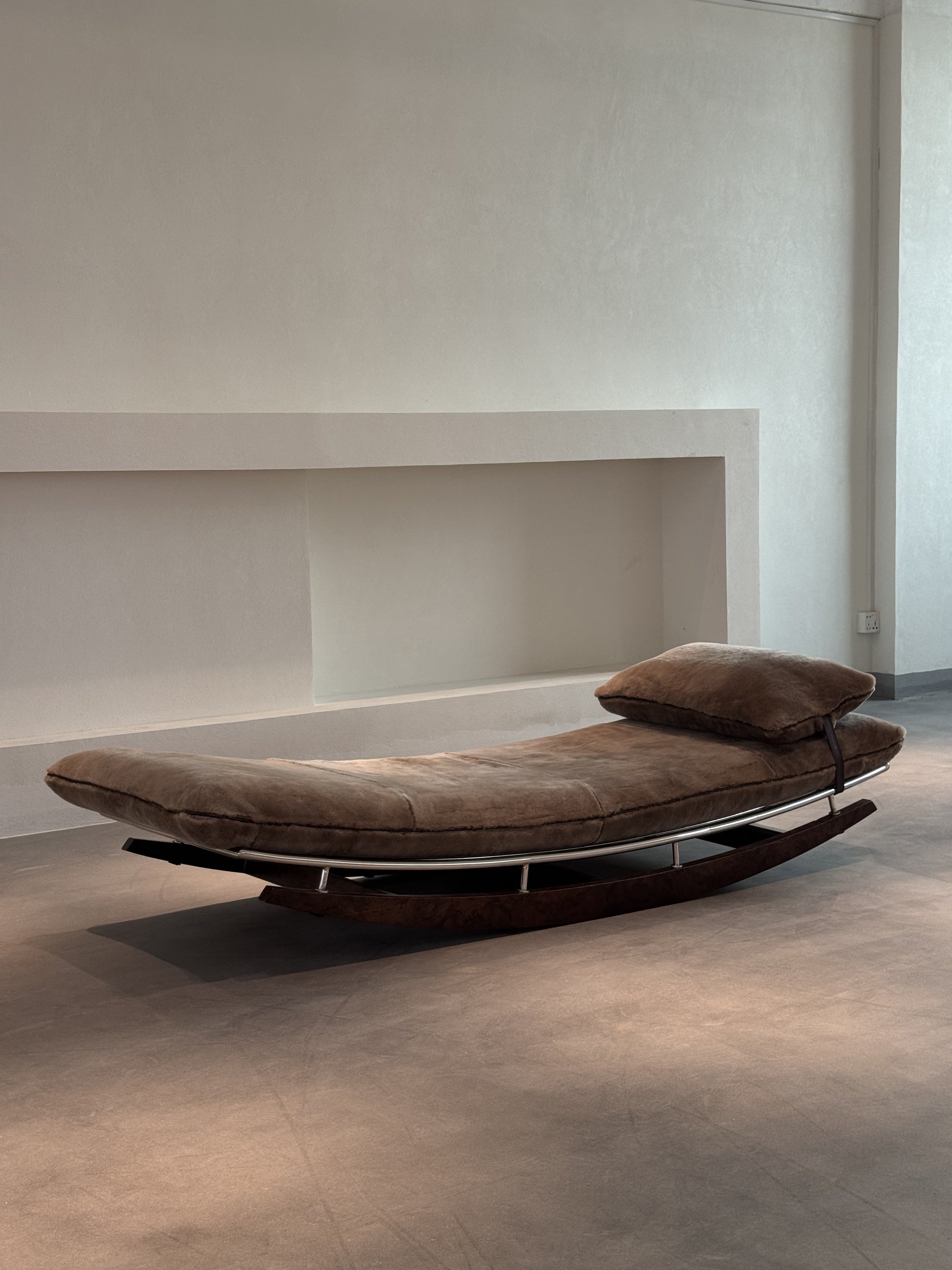 A00010 Chaise Longue in a finished interior.