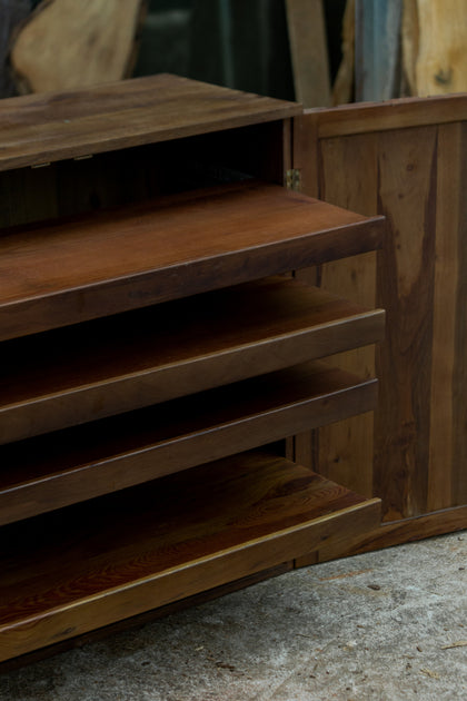 Vale Bay Cabinet — interior view 06