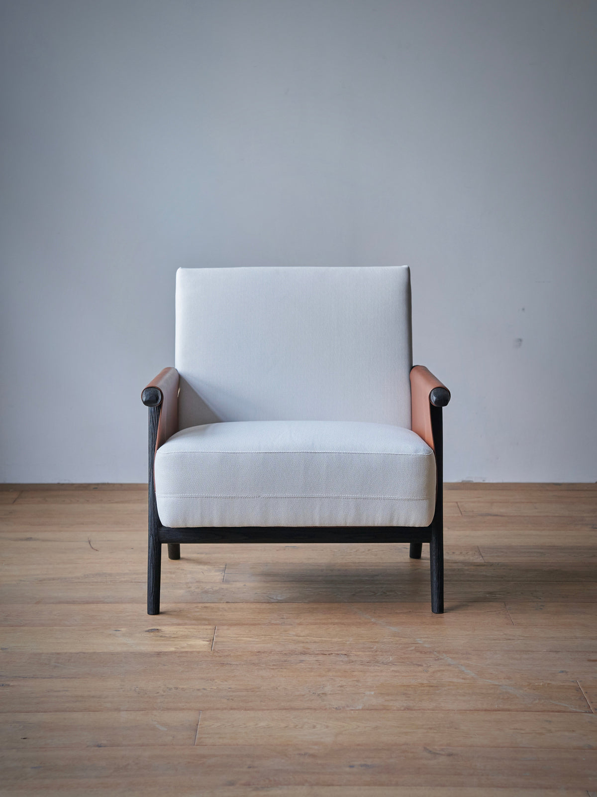 Ivory Crest Lounge Chair — interior view 04