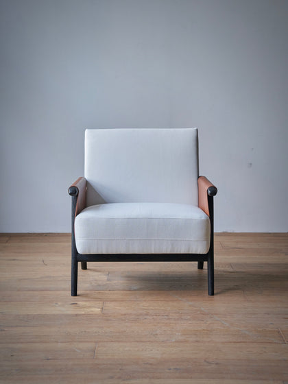 Ivory Crest Lounge Chair — interior view 04