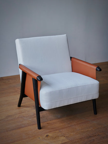 Ivory Crest Lounge Chair — interior view 05
