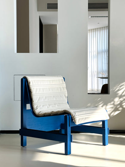 Dover Form Lounge Chair — interior view 08