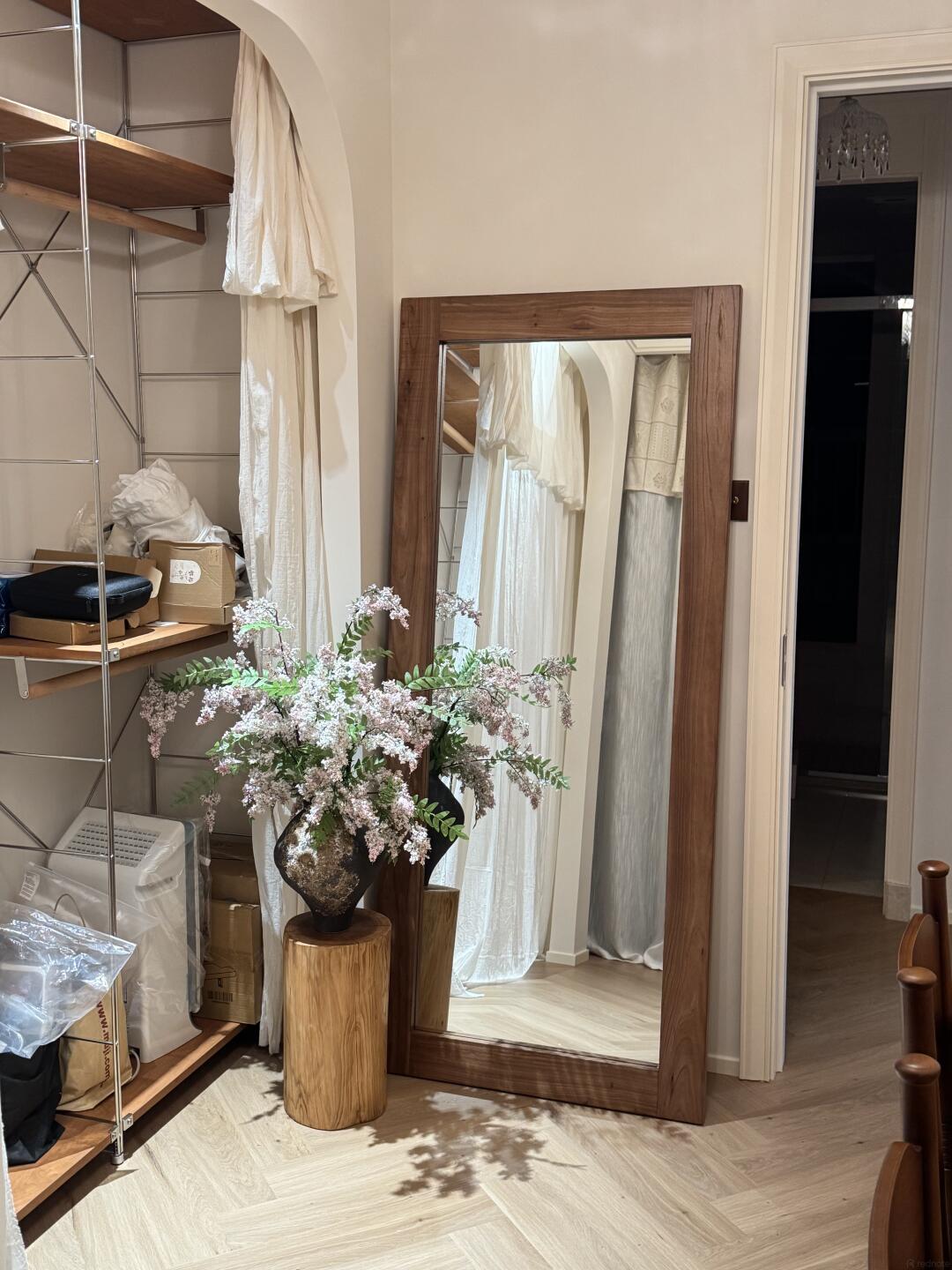 Sylvan Ridge Mirror — interior view 06