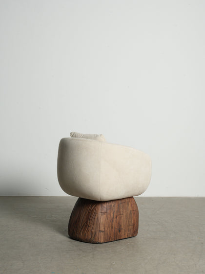 Flora Point Lounge Chair — interior view 05