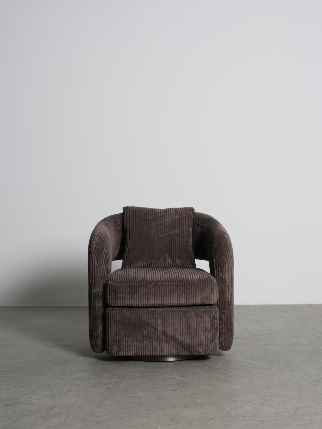 One silhouette. Your dimensions, comfort and finish.