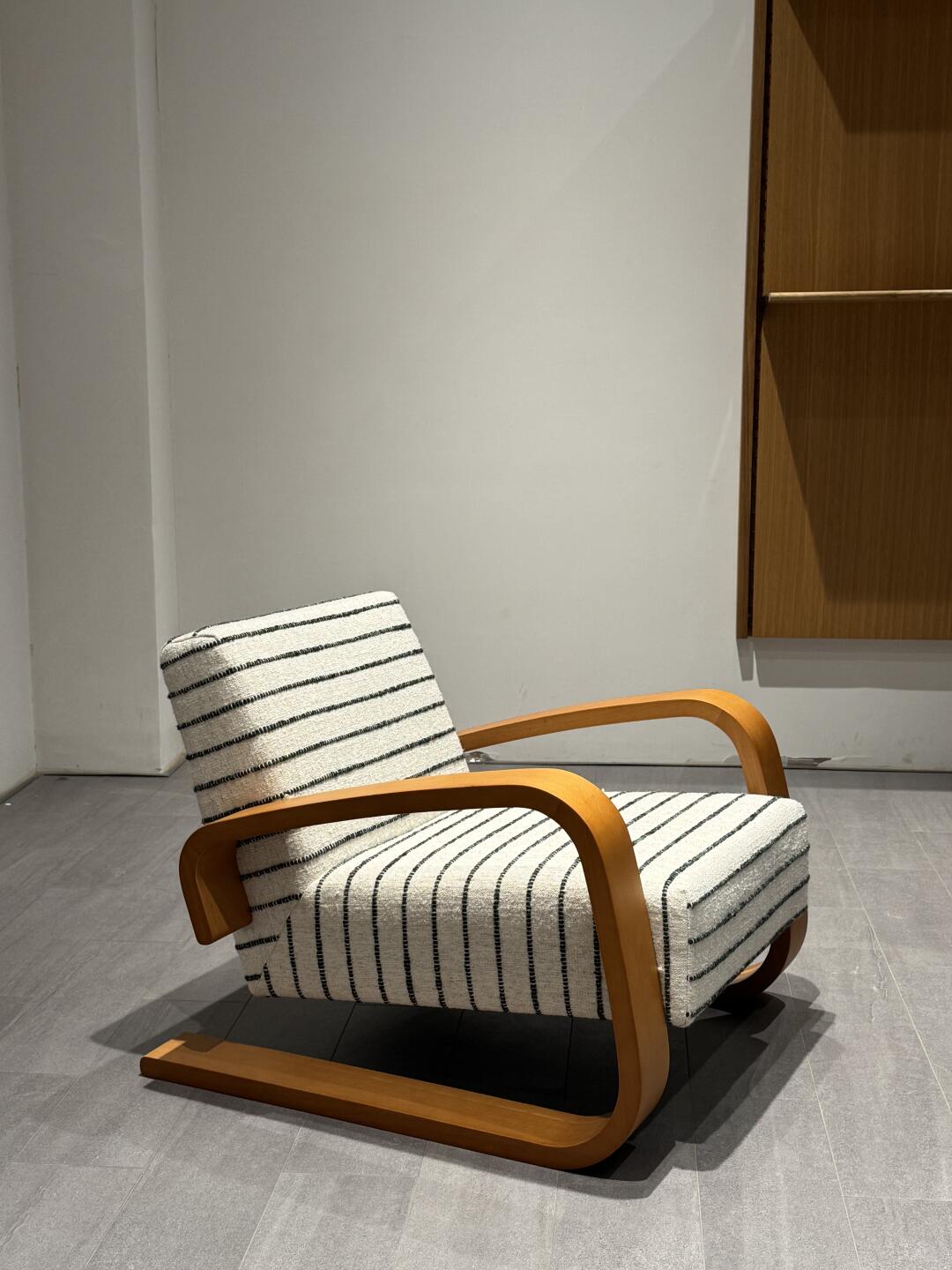 One silhouette. Your dimensions, comfort and finish.