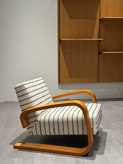 Elm Lake Sofa — interior view 05