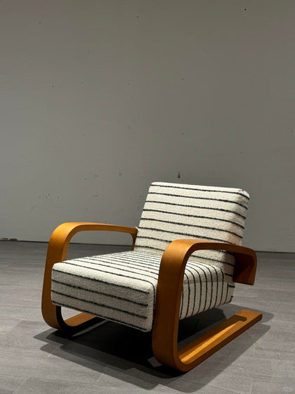 Elm Lake Sofa — interior view 07