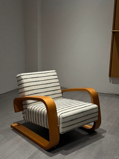 Elm Lake Sofa — interior view 08