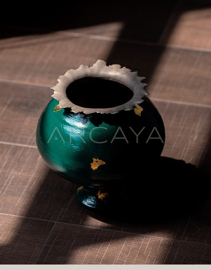 Dadan Dark Green Gilded Ceramic Vase - scene