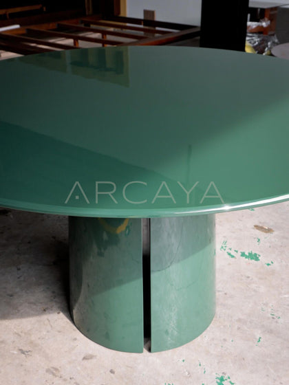 Solid Color Lacquered Round Dining Table - detail