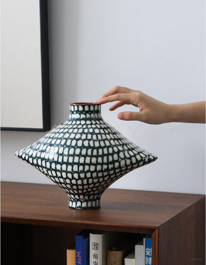 Dadan Geometric Diamond Ceramic Vase - scene