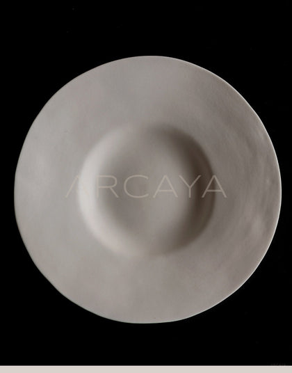 Amu Collab Cream Irregular Salad Plate - scene
