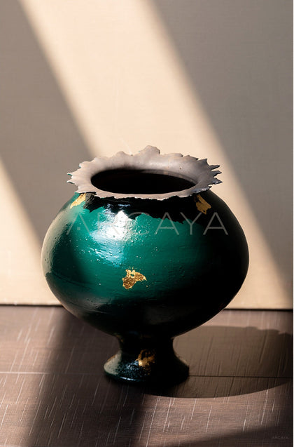 Dadan Dark Green Gilded Ceramic Vase - scene