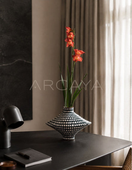 Dadan Hand Painted Checkered Vase Bedroom - scene