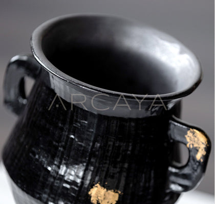 Dadan Ribbed Gilded Ceramic Vase - scene