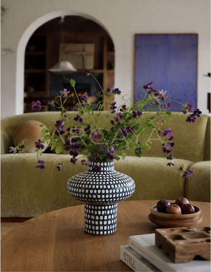 Dadan Hand Painted Plaid Vase Hotel - scene