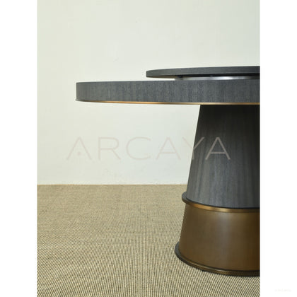 Italian Quiet Little Frog Round Dining Table - scene