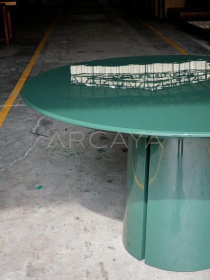 Solid Color Lacquered Round Dining Table - scene