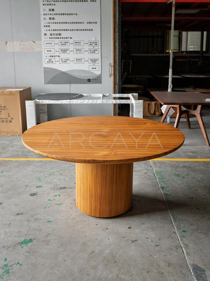 Teak Round Table - scene