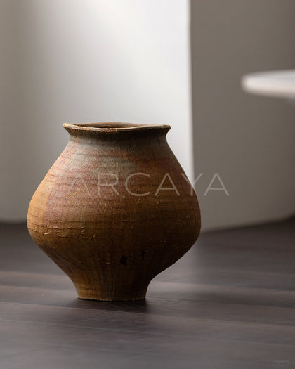 Dadan Vintage Ribbed Ceramic Vase - scene