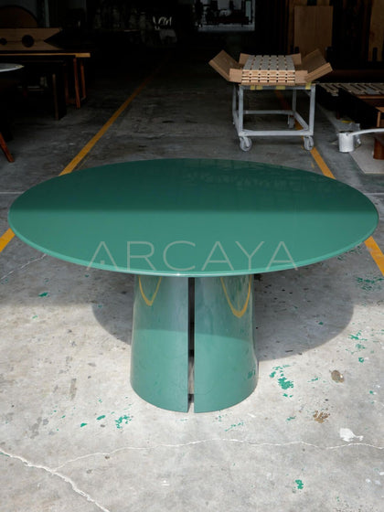 Solid Color Lacquered Round Dining Table - scene
