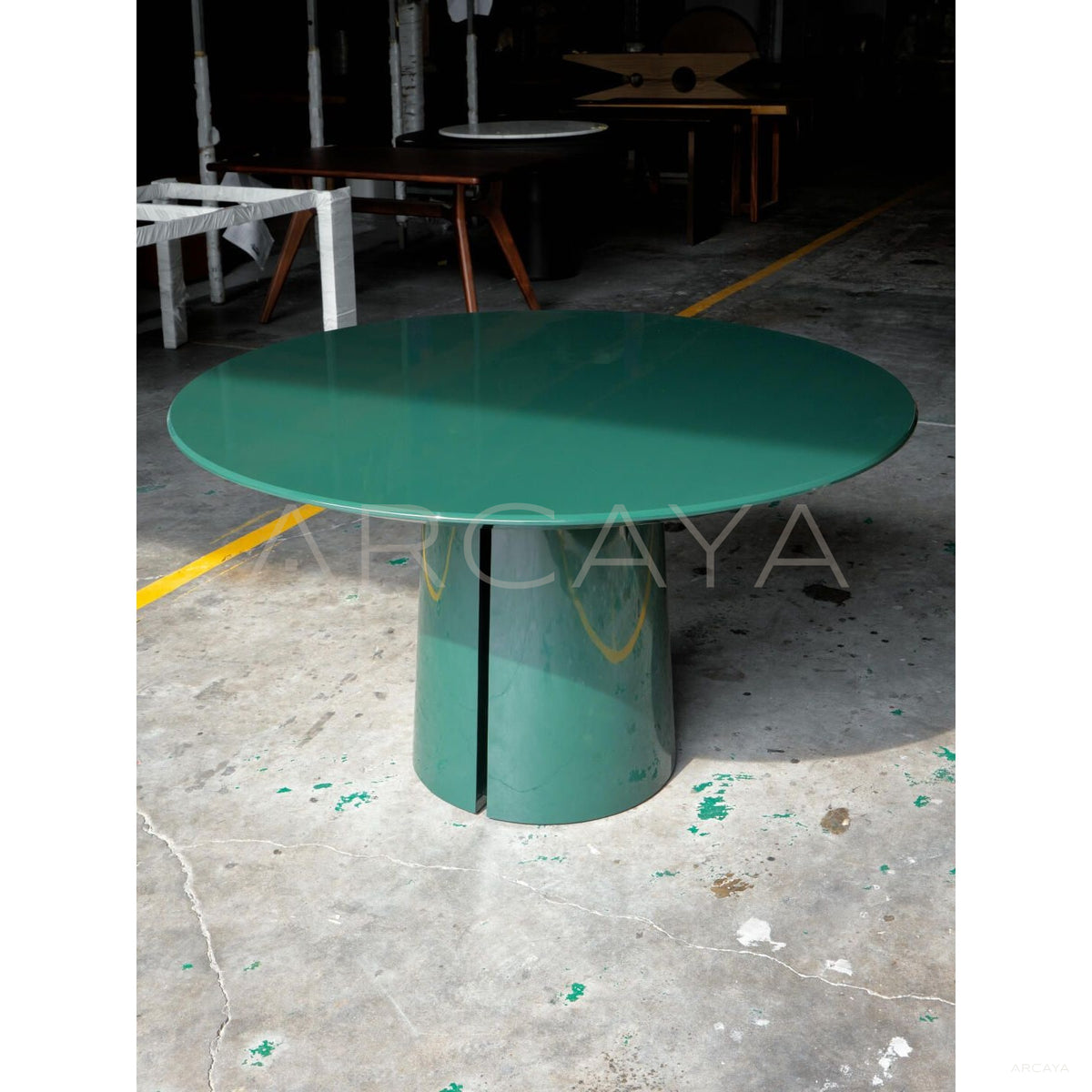 Solid Color Lacquered Round Dining Table in detail