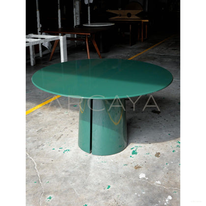 Solid Color Lacquered Round Dining Table - scene