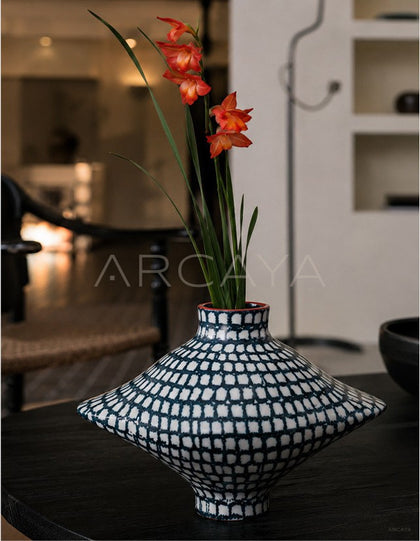 Dadan Hand Painted Plaid Vase - scene