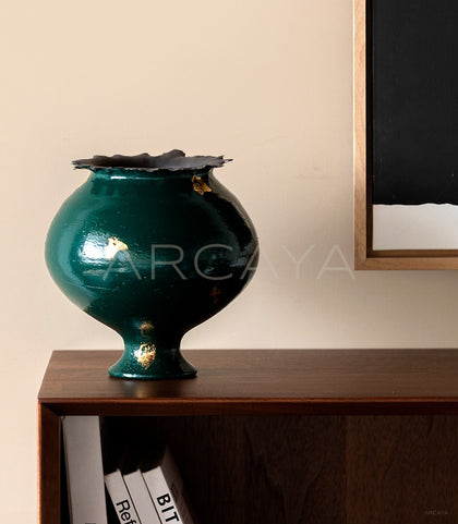 Dadan Dark Green Gilded Ceramic Vase - scene