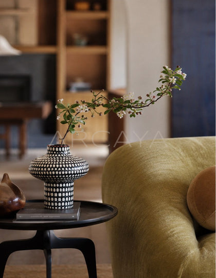 Dadan Hand Painted Plaid Vase Hotel - scene