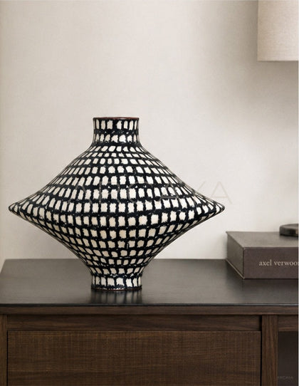 Dadan Hand Painted Plaid Vase - scene