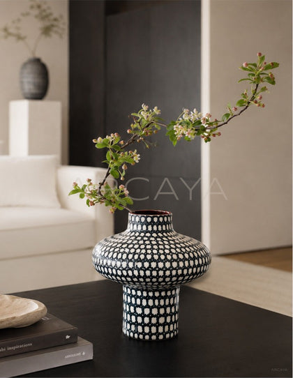 Dadan Hand Painted Plaid Vase Hotel - scene