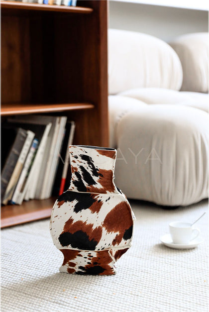Horsehair Hide Ceramic Vase - scene