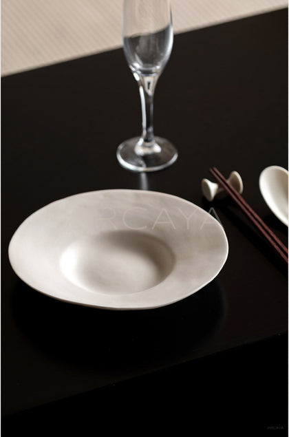 Amu Collab Cream Irregular Salad Plate - scene