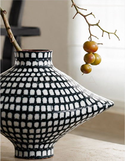 Dadan Hand Painted Plaid Vase - scene