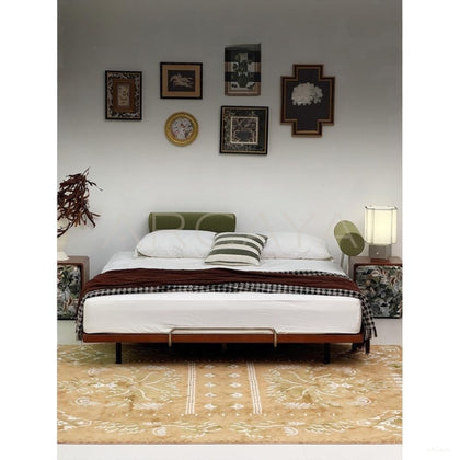 Jeaek Moni Bed - scene