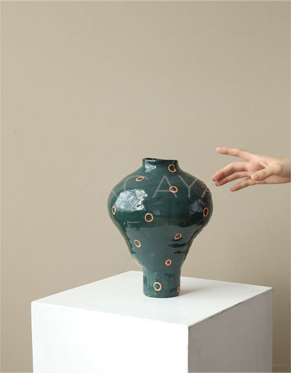 Dadan Jingdezhen Handmade Tabletop Vase - scene