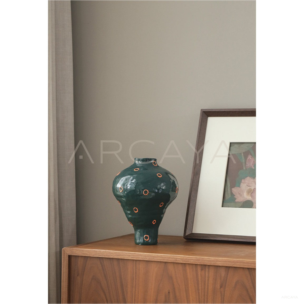 Jingdezhen Handmade Tabletop Vase in detail