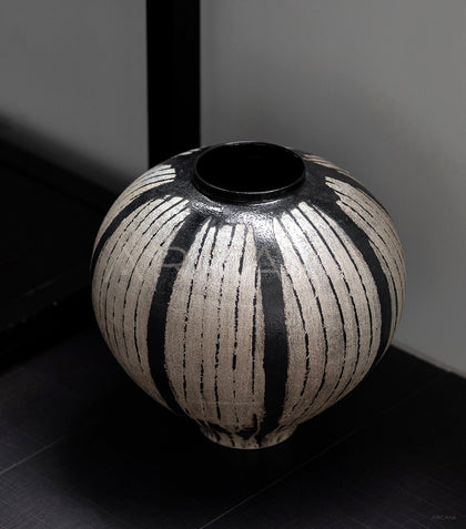 Xiangda Collab White Line Black Glaze Sphere Vase - scene