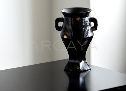 Dadan Ribbed Gilded Ceramic Vase - scene