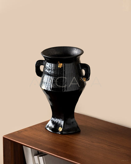 Dadan Ribbed Gilded Ceramic Vase - scene