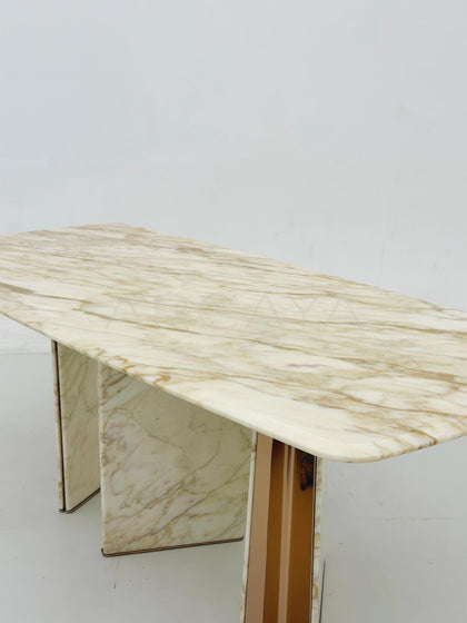 Mouth Series Fish Belly Gold Marble Dining Table - scene