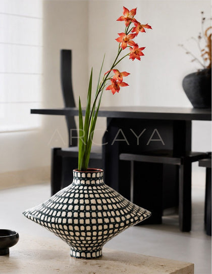 Dadan Hand Painted Plaid Vase - scene